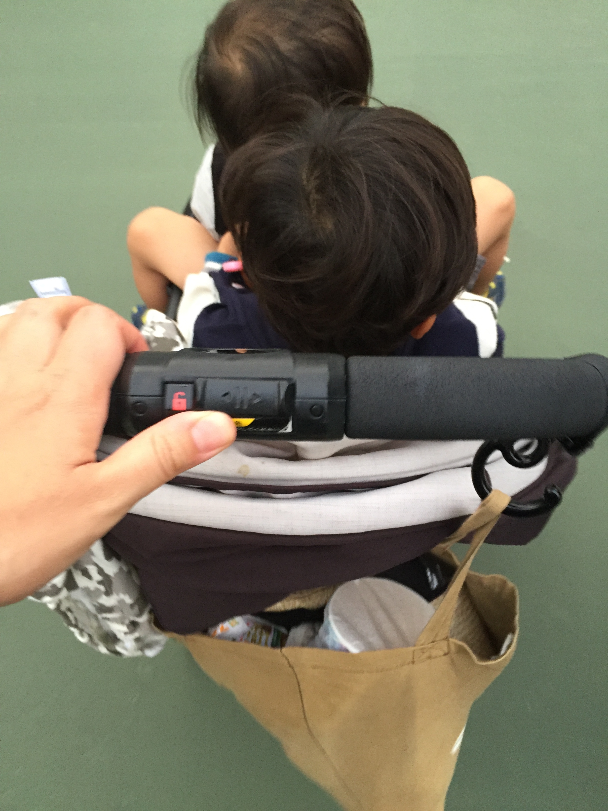 バッグの中身 家族4人でディズニーランドの持ち物 全部見せます ミニマリストな転勤妻